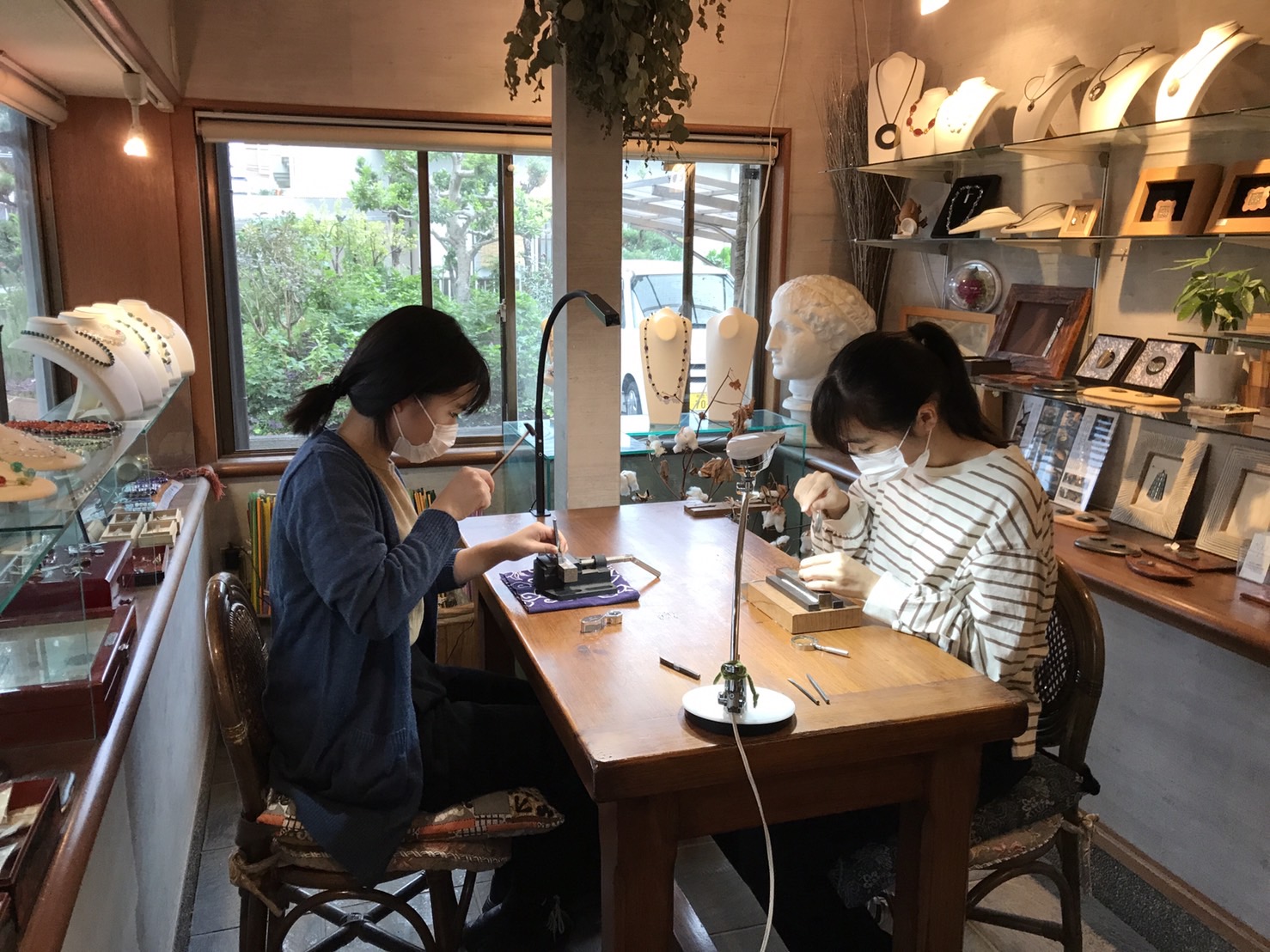 工房で肥後象がんを制作する体験風景